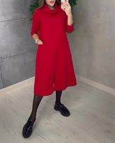 Enfärgad klänning med turtleneck-ficka